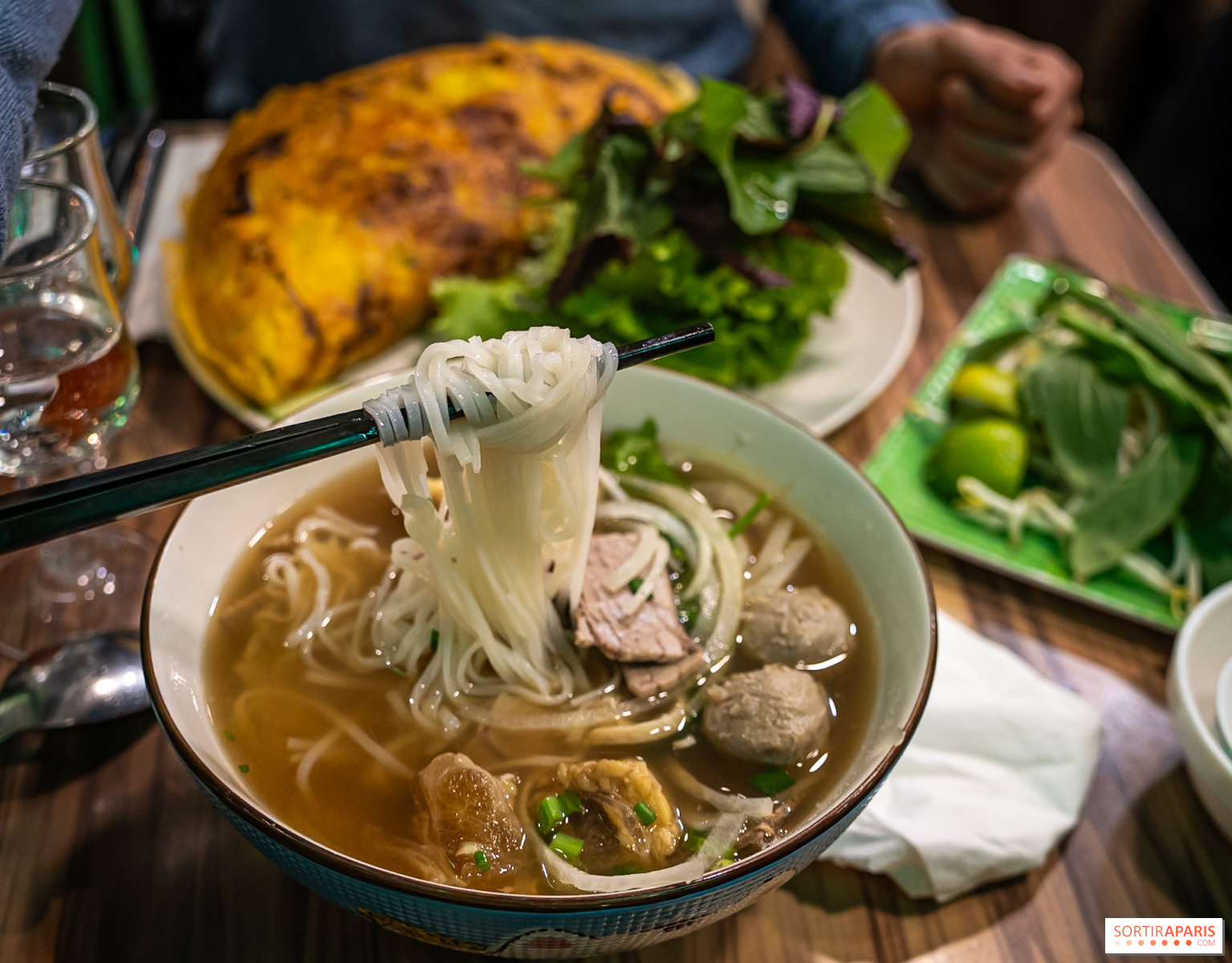 Bol de soupe pho vietnamienne servi dans un restaurant Pho Bom à Paris