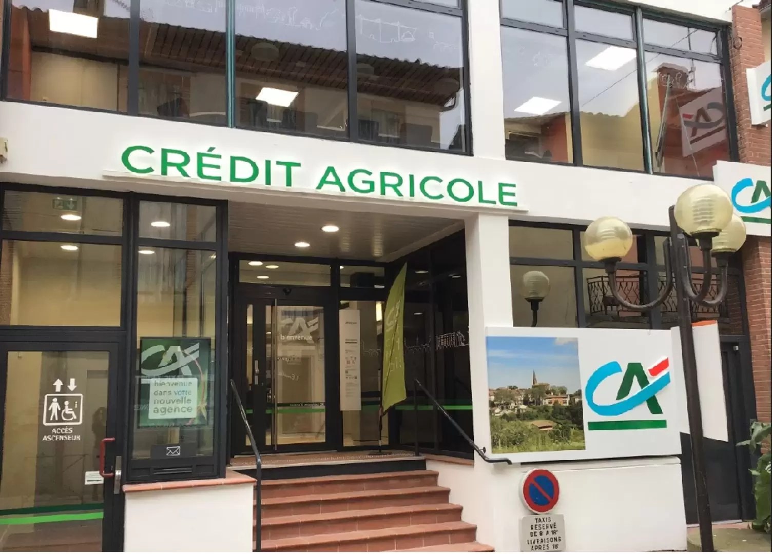 Façade d'une agence du Crédit Agricole Nord Midi-Pyrénées, caisse régionale accessible via ca nmp.fr