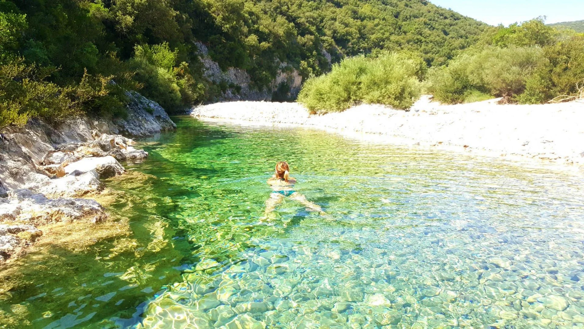 Rivière Ibie serpentant entre garrigue et falaises calcaires dans la vallée de l'Ibie, sud Ardèche